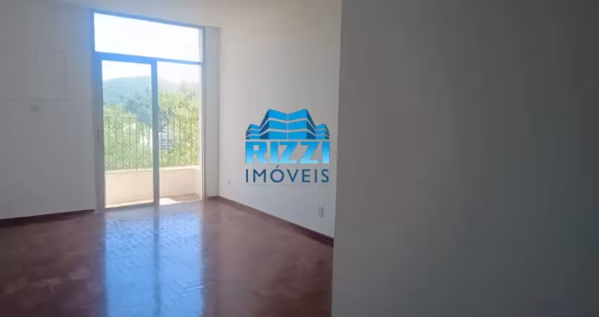 Ótimo Apartamento com 02 Quartos à venda na Av. Geremário Dantas