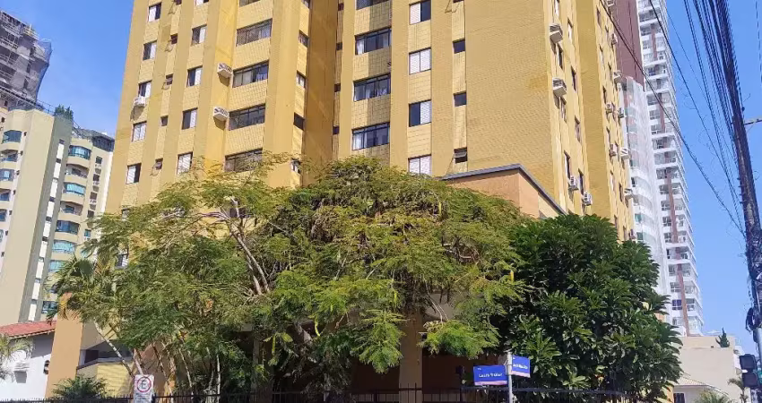 Apartamento amplo no centro 3 dormitórios sendo 1 suíte com 2 vagas garagem