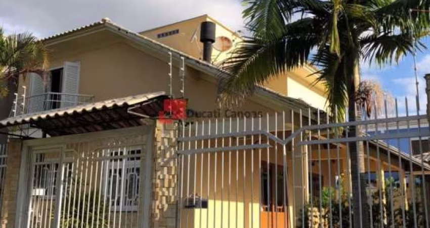 Casa impecável com 03 dormitórios, living com pé direito dup