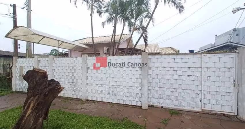 Casa térrea com anexo nos fundos e sala comercial.