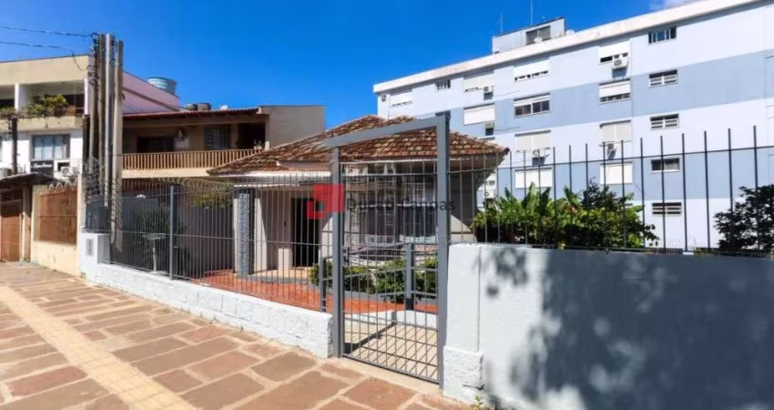 Casa comercial de esquina com amplo terreno