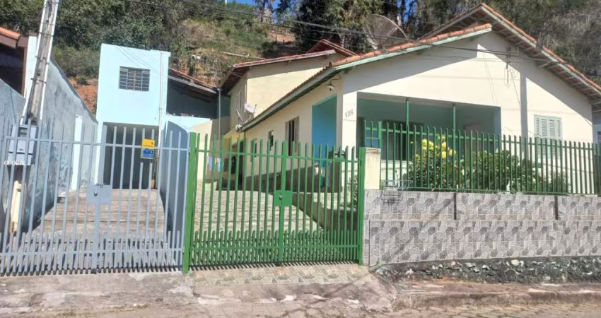 Casa para Venda em São Luiz do Paraitinga, Praça Doutor Oswaldo Cruz, 4 dormitórios, 1 suíte, 2 banheiros, 3 vagas