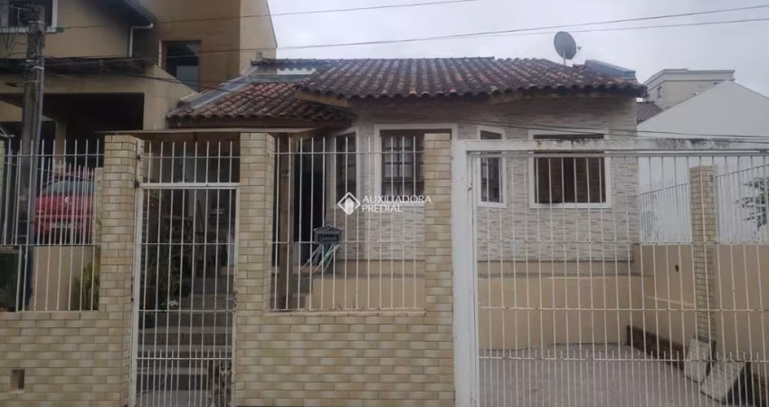 Casa com 3 quartos à venda na Rua Doutor Cláudio Walter Ferreira da Silva, 171, Guarujá, Porto Alegre