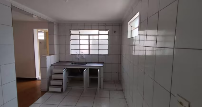CASA TERREA - FUNDOS - 3 CÔMODOS. OTIMA LOCALIZAÇÃO. ALUGUE JÁ!
