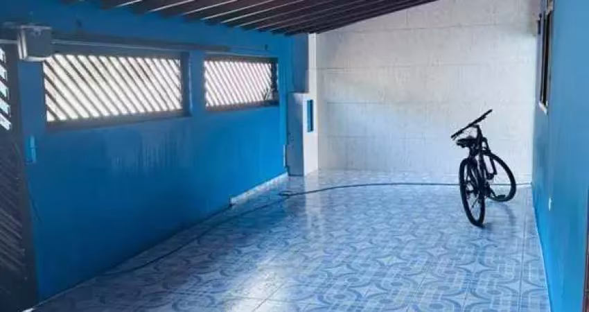 Casa com 2 dormitórios no centro de Mongaguá / SP