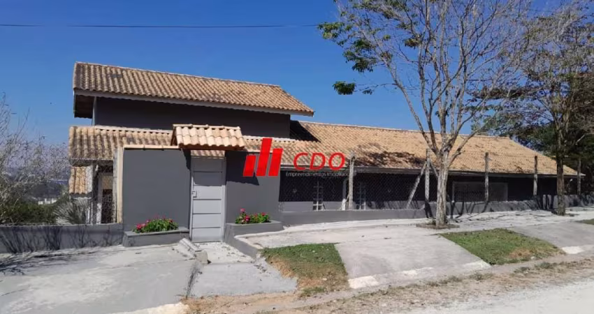 Imponente casa em condomínio à venda em Cotia-SP, Parque Rizzo: 3 quartos, 1 suíte, 3 salas, 3 banheiros, 6 vagas, 400m².