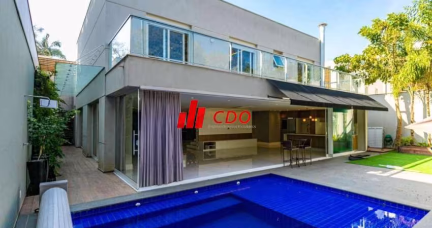 Venha morar em um condomínio de alto padrão, sobrado com 600m² 3 suites1 Master com 2 banheiros, sala para 4 ambientes,5 vagas cobertas.