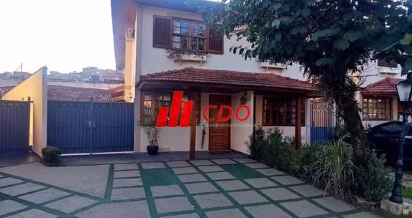 Imperdível Casa de 3 Quartos no Bairro Morumbi Sul -3 dormitórios sendo 1 suíte, 3 Salas, 4 Banheiros,5 vagas, útil de 220m²,área gourmet.