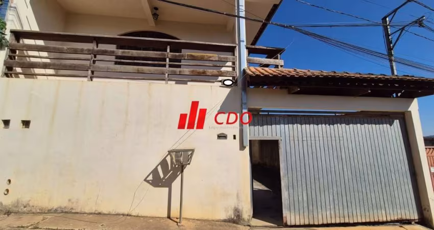 Embú Guaçú - Sobrado com 5 dormitórios, sendo 1 suíte, sala para 3 ambientes,3 banheiros,5 vagas, terreno 250m²área construída de 250m²