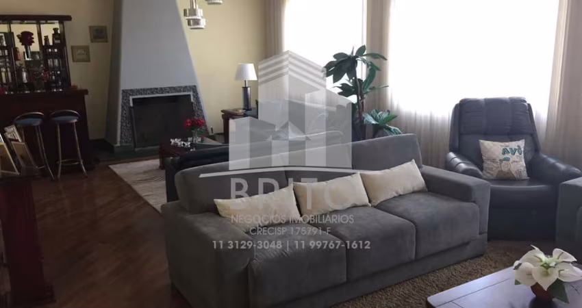 Casa à venda na Vila Irmãos Arnoni,  02 vagas, 03 dormitórios, sendo 01 suíte, banheiros com clarabóia, pé direito alto, lareira, copa cozinha grande