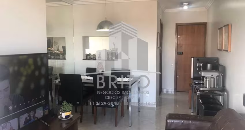 Belíssimo apartamento com 02 dormitórios e 01 vaga, varanda, fino acabamento, cozinha com armários planejados, área de serviço bem ventilada