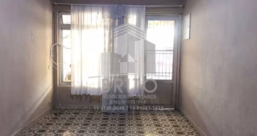 Casa térrea com edícula, 02 vagas de garagem. Ótima localização à 100 metros da futura estação Água Rasa do Metrô