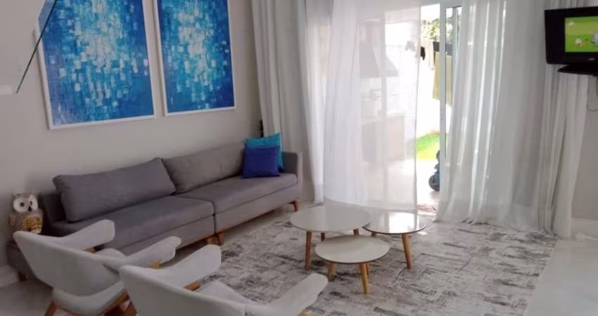 Belíssima em condomínio fechado de Jundiaí.   Piso superior com 3 dormitórios sendo uma suíte com closet e sacada, wc social, sala de TV
