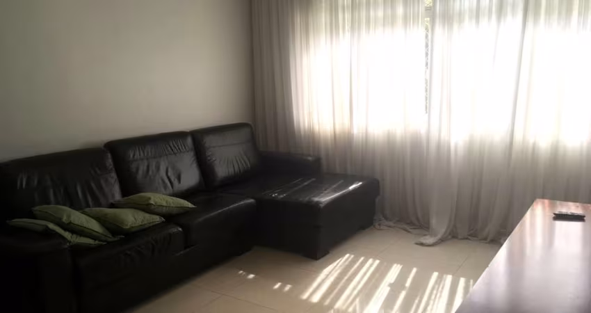 Apartamento com 03 dormitórios, 01 vaga fixa coberta, reformado, semi-mobiliado com ótimos armários embutidos, acabamento de excelente qualidade com p