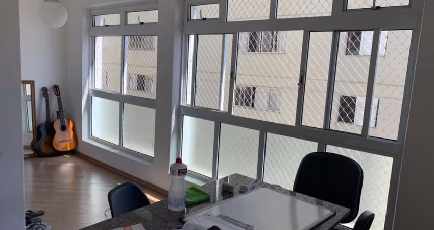 Amplo apartamento ao lado do metrô Oscar Freire com 02 dormitórios e uma vaga de garagem, andar alto,  bem conservado, 03 banheiro e dependência de em