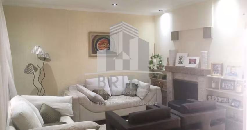 Belíssima casa no jardim Tremembé próximo ao Horto Florestal, rua tranquila e sem saída bem arborizada. Sobrado com 4 dormitórios, 3 Vagas de garagem
