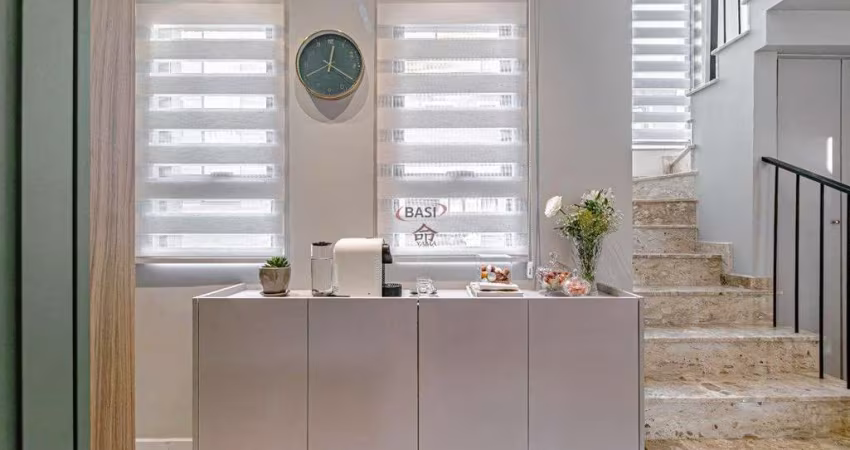 Lindo triplex em condomínio fechado, totalmente mobiliado, com 3 anos de construção e um belo projeto..