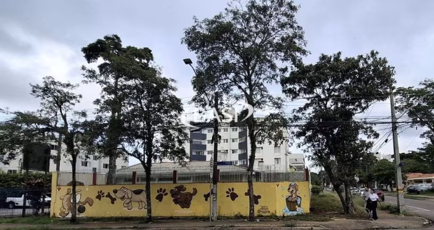 Terreno de esquina à venda no Bacacheri com 658,24 m²