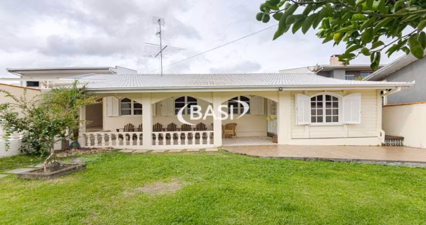 Casa de 4 Dormitórios à Venda no Orleans - Curitiba