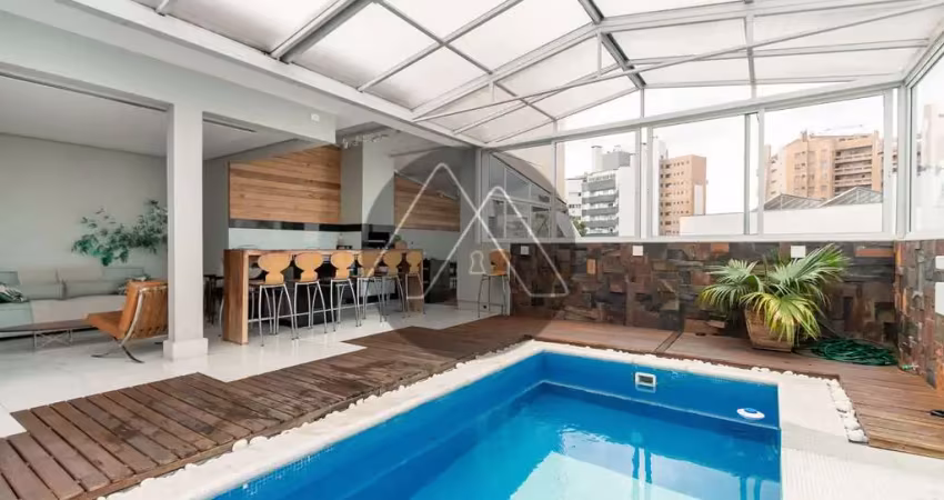 Cobertura com piscina coberta, próxima ao club curitibano