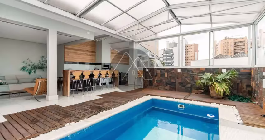 Cobertura com piscina coberta, próxima ao club curitibano