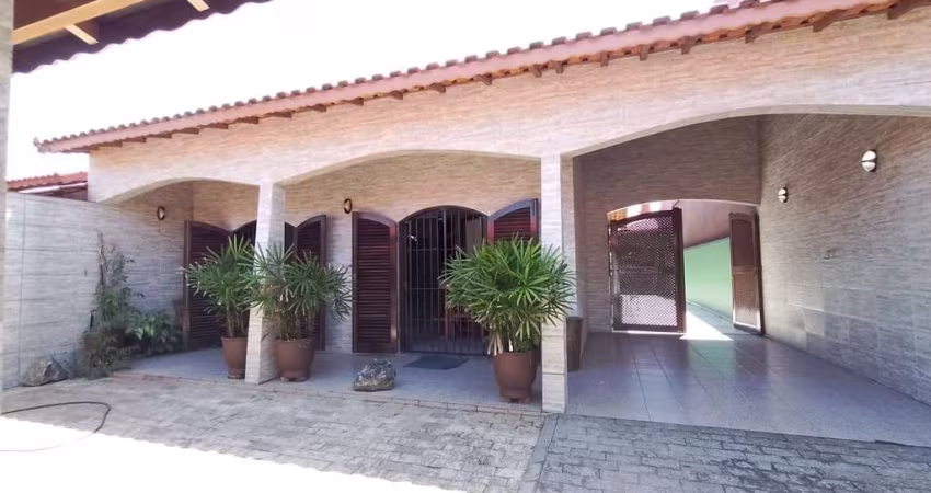 EXCELENTE CASA C/ AMPLO ESPAÇO NA RUA DA PRAIA DO SUARÃO