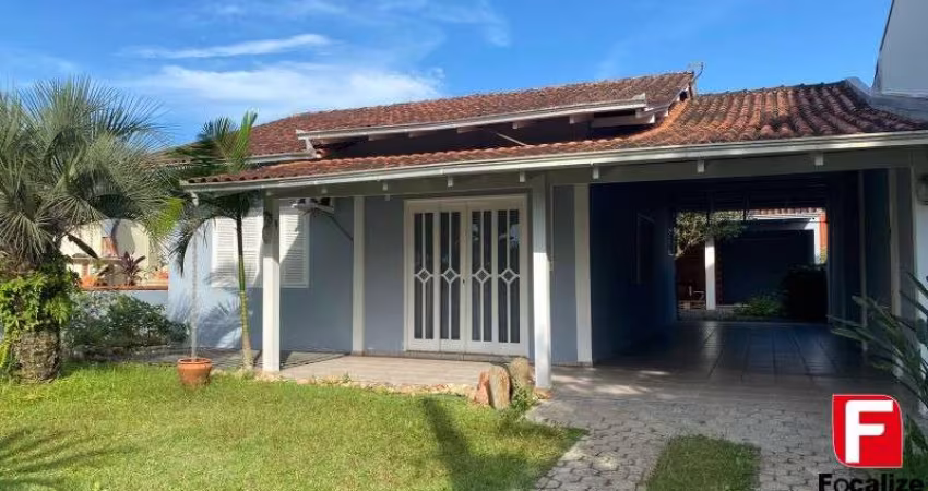 Casa com 3 quartos para alugar na Rua 1600, 73, Balneário Estrelas, Itapoá