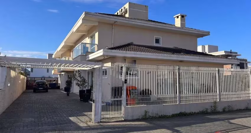 Casa geminada 03 dormitórios, sendo 01 suíte à venda na praia dos ingleses - florianópois - sc