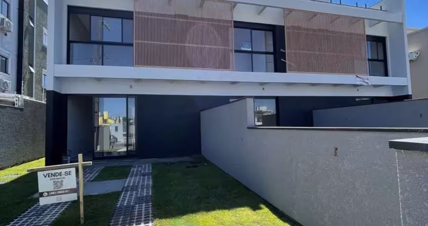 Casa geminada triplex, 03 suítes,à venda na praia dos ingleses - florianópolis - sc
