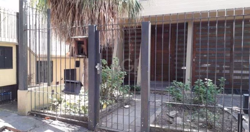 Casa para Venda - 385m², 5 dormitórios, sendo 1 suites, 4 vagas - Petrópolis