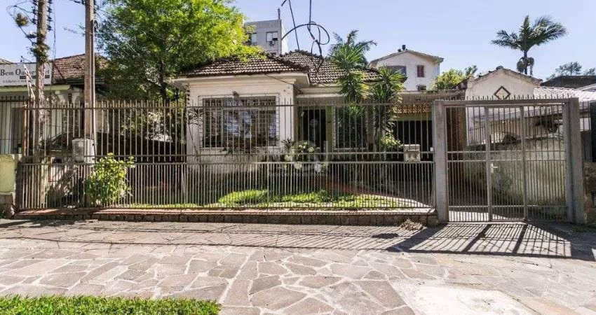Casa para Venda - 198m², 3 dormitórios, sendo 1 suites, 4 vagas - Petrópolis