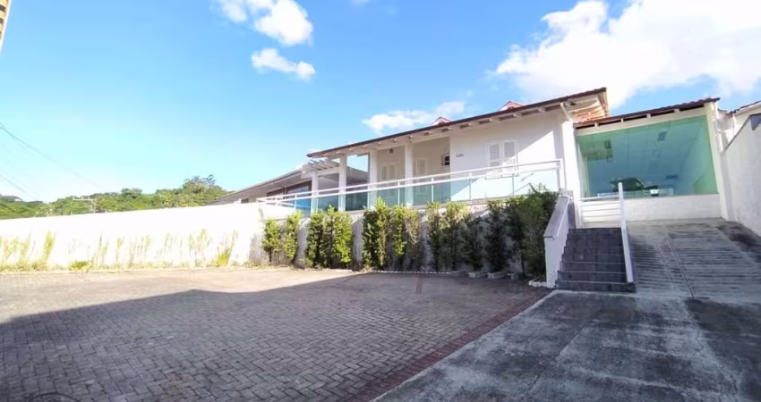 Casa comercial com 9 salas para alugar no Velha, Blumenau 
