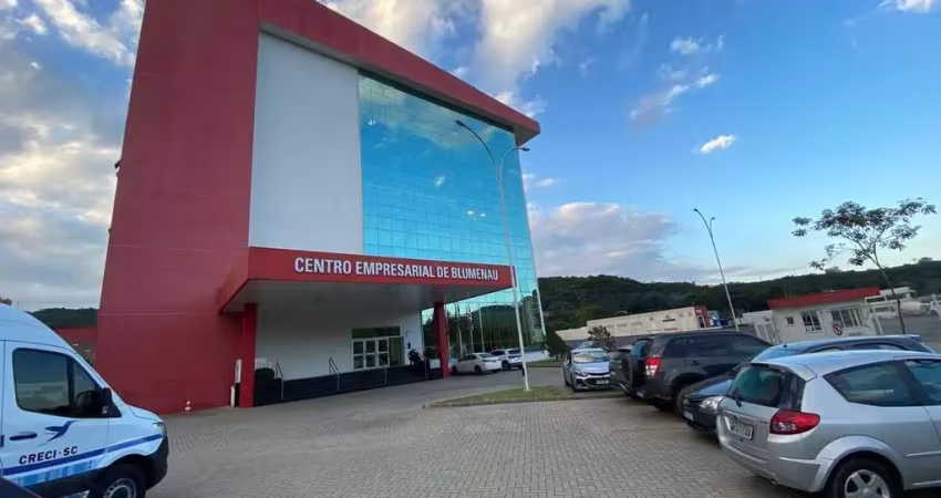 Sala comercial com 3 salas para alugar no Vorstadt, Blumenau 