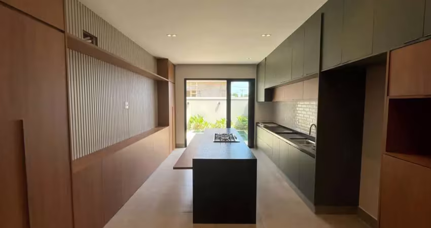 Casa térrea com 3 suítes em condomínio fechado com 165 m².