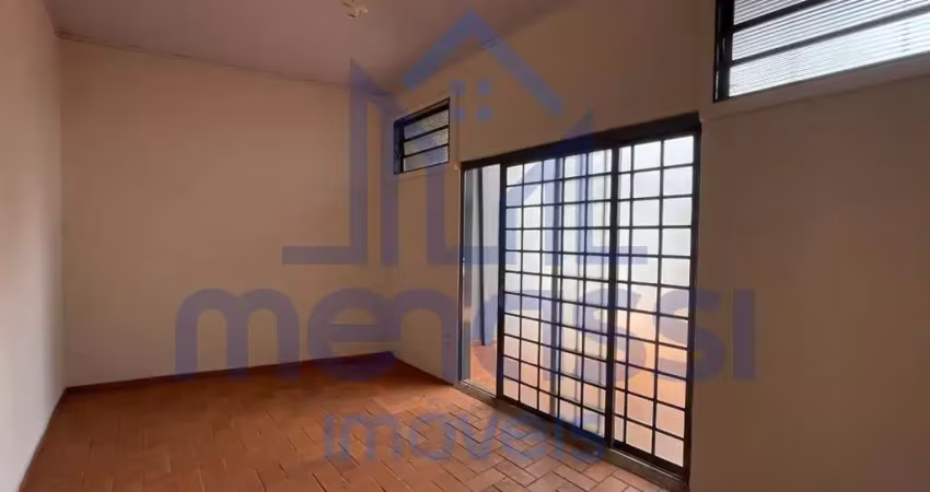 Excelente casa comercial com mais de 4 salas independentes, 4 banheiros e vagas de garagem.