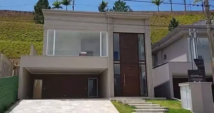 Linda casa no condomínio valville 1, com 393 m² total/303 m² útil/5 banheiros/4 vagas/3 suítes.