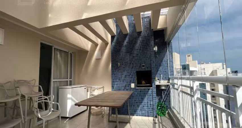 Cobertura duplex à venda com 3 dormitórios e área gourmet com vista da serra e do mar.