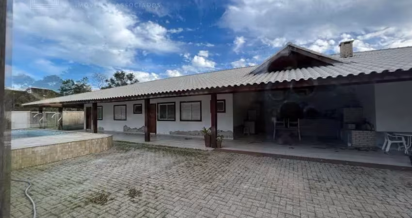 CASA À VENDA COM FUNDOS AO RIO JAGUAREGUAVA COM PISCINA PRIVATIVA EM BERTIOGA SP