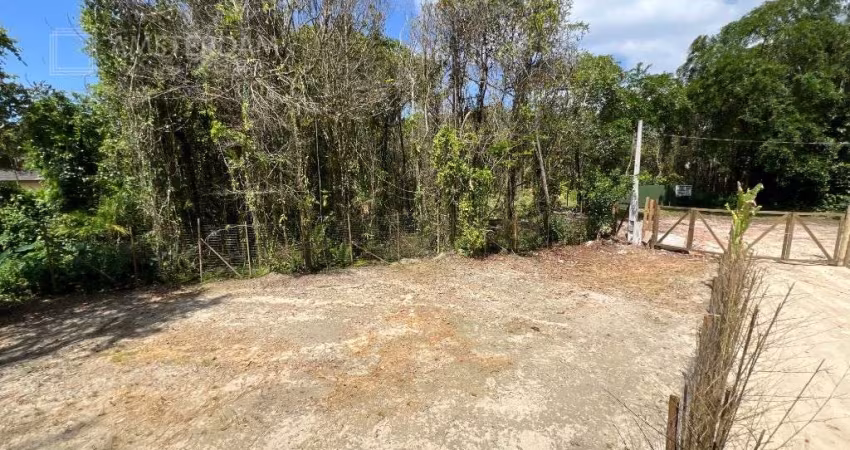 TERRENO LIMPO, ATERRADO, CERCADO COM TELA, PRONTO PARA CONSTRUIR.