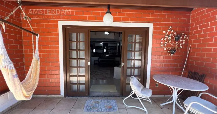 CASA DE PRAIA, MAS NUM VERDADEIRO RESORT, REFORMADA, PRONTA PRA APROVEITAR TODOS OS DIAS