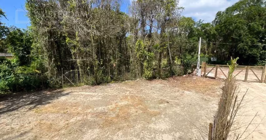Terreno limpo, aterrado, cercado com tela, pronto para construir.