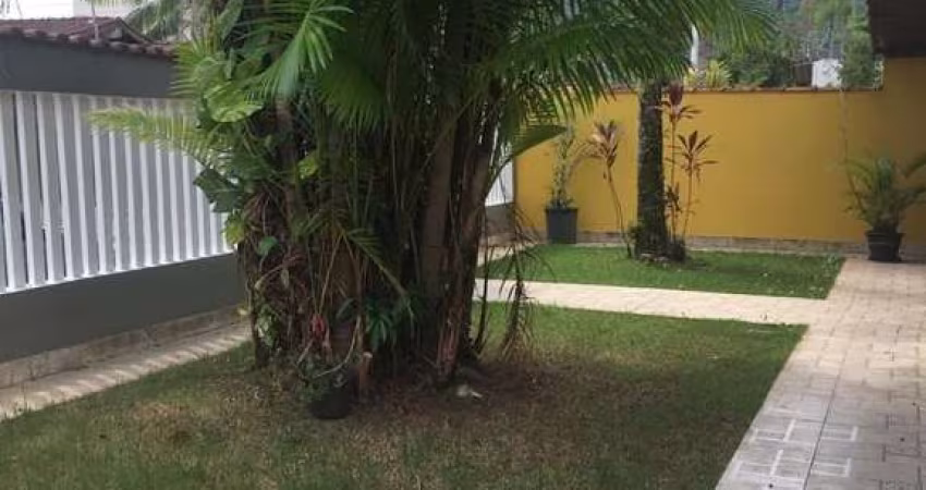 CASA INDEPENDENTE COM 03 DORMITÓRIOS PRÓXIMO AO MAR NO CENTRO DE BERTIOGA.