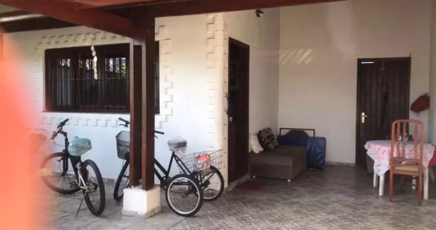 Casa independente próxima a praia da enseada no centro de bertioga com 03 dormitórios.