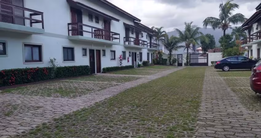 Casa a venda em condomínio fechado com piscina a 150m da praia em bertioga.