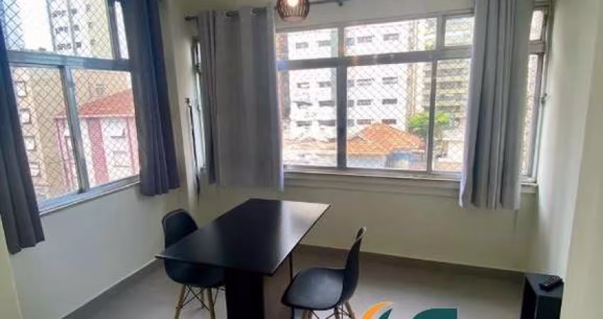 Apartamento Reformado, Porteira Fechada e a Meia Quadra da Praia!