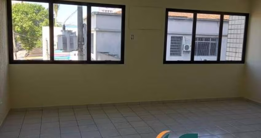 Sala comercial à venda na Vila Mathias, Santos ? 48m², vaga, copa e banheiro. Localização estratégica entre Canal 3 e Ana Costa. Aceita permuta!