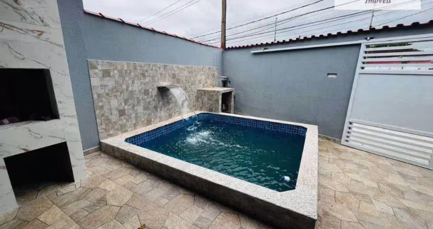 Casa com 03 dormitórios e piscina lado praia na cidade de mongaguá