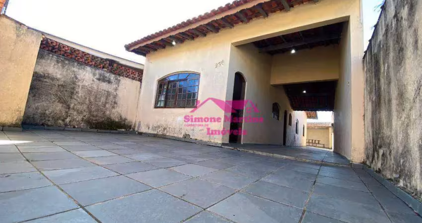 Casa com 02 dormitórios e amplo espaço de quintal à venda na praia de mongaguá