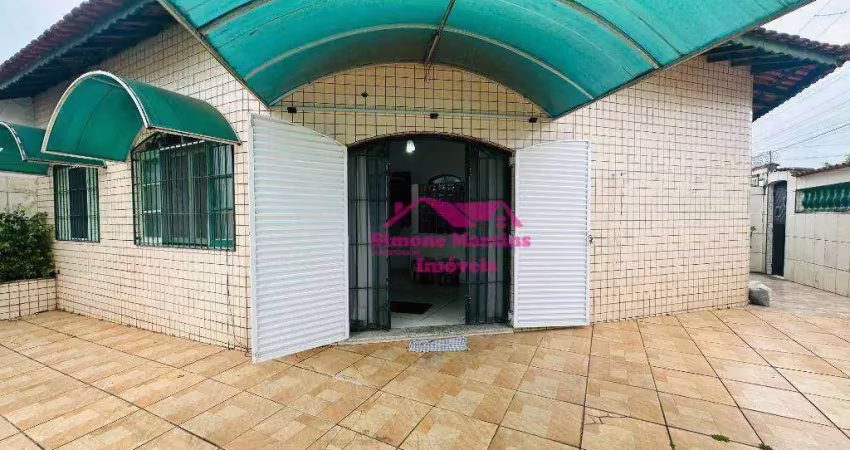 Casa com amplo espaço de quintal e 02 dormitórios à venda na praia de mongaguá