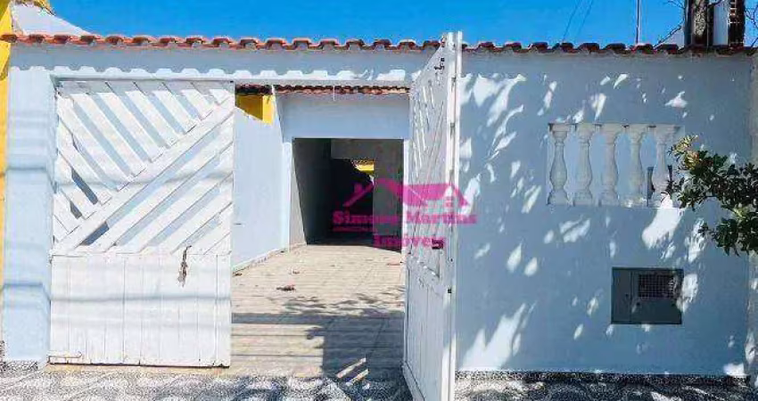 Casa com amplo espaço de quintal e 02 dormitórios à venda na praia